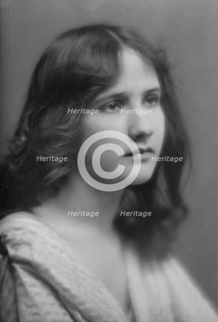 Isadora Duncan dancer, portrait photograph, between 1915 and 1923. Creator: Arnold Genthe.