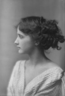 Isadora Duncan dancer, portrait photograph, between 1915 and 1923. Creator: Arnold Genthe