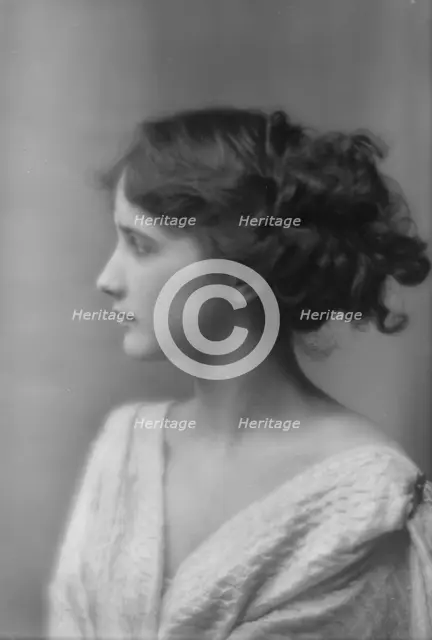 Isadora Duncan dancer, portrait photograph, between 1915 and 1923. Creator: Arnold Genthe.