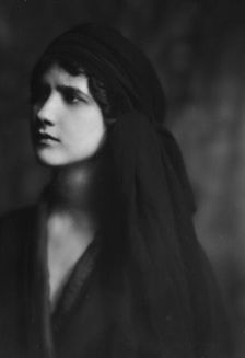 Isadora Duncan dancer, portrait photograph, between 1915 and 1923. Creator: Arnold Genthe