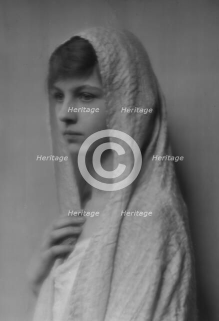 Isadora Duncan dancer, portrait photograph, between 1915 and 1923. Creator: Arnold Genthe.