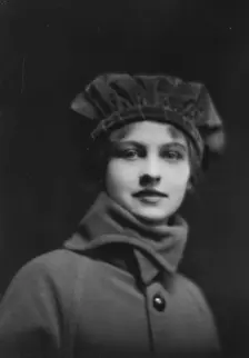 Isadora Duncan dancer, portrait photograph, between 1915 and 1923. Creator: Arnold Genthe