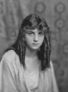 Isadora Duncan dancer, portrait photograph, between 1915 and 1923. Creator: Arnold Genthe
