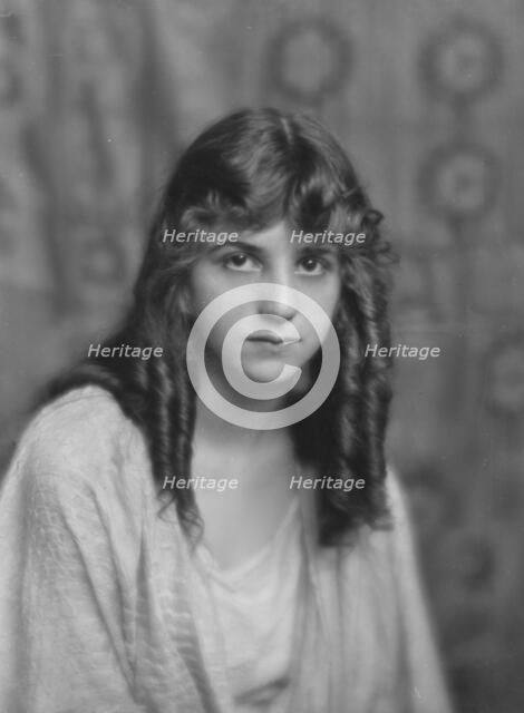 Isadora Duncan dancer, portrait photograph, between 1915 and 1923. Creator: Arnold Genthe.