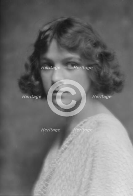 Isadora Duncan dancer, portrait photograph, between 1915 and 1923. Creator: Arnold Genthe.