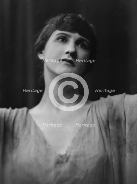 Isadora Duncan dancer, portrait photograph, between 1915 and 1923. Creator: Arnold Genthe.