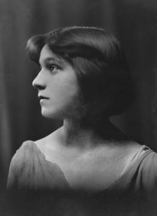 Isadora Duncan dancer, portrait photograph, between 1915 and 1923. Creator: Arnold Genthe