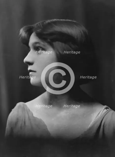 Isadora Duncan dancer, portrait photograph, between 1915 and 1923. Creator: Arnold Genthe.