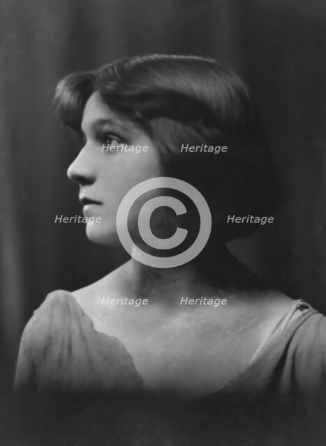 Isadora Duncan dancer, portrait photograph, between 1915 and 1923. Creator: Arnold Genthe.