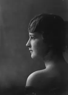 Isadora Duncan dancer, portrait photograph, between 1915 and 1923. Creator: Arnold Genthe