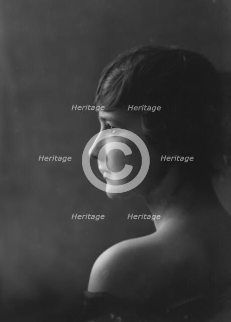 Isadora Duncan dancer, portrait photograph, between 1915 and 1923. Creator: Arnold Genthe.