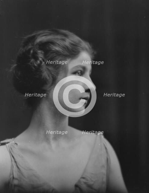Isadora Duncan dancer, portrait photograph, between 1915 and 1923. Creator: Arnold Genthe.