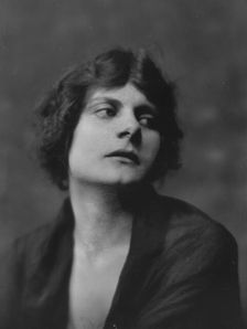 Isadora Duncan dancer, portrait photograph, between 1915 and 1923. Creator: Arnold Genthe