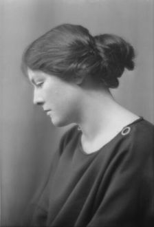 Isadora Duncan dancer, portrait photograph, between 1915 and 1923. Creator: Arnold Genthe