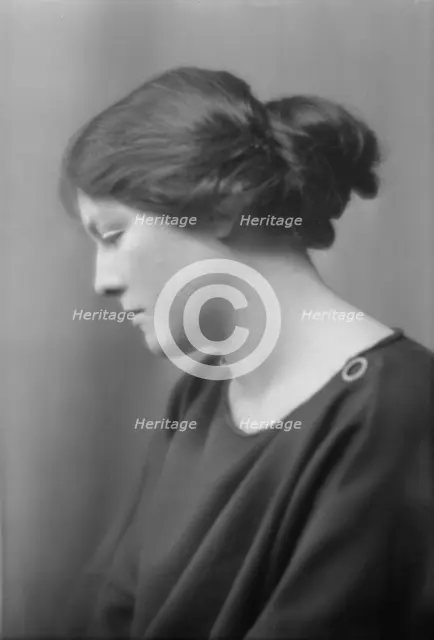 Isadora Duncan dancer, portrait photograph, between 1915 and 1923. Creator: Arnold Genthe.