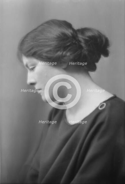 Isadora Duncan dancer, portrait photograph, between 1915 and 1923. Creator: Arnold Genthe.