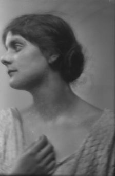 Isadora Duncan dancer, portrait photograph, between 1915 and 1923. Creator: Arnold Genthe