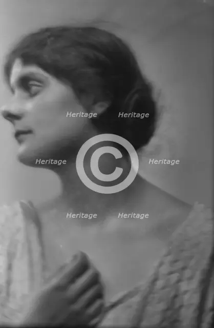 Isadora Duncan dancer, portrait photograph, between 1915 and 1923. Creator: Arnold Genthe.