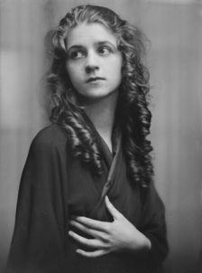 Isadora Duncan dancer, portrait photograph, between 1915 and 1923. Creator: Arnold Genthe