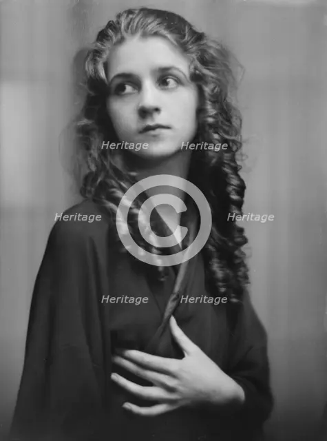 Isadora Duncan dancer, portrait photograph, between 1915 and 1923. Creator: Arnold Genthe.