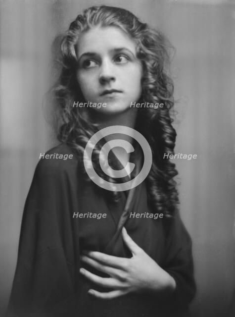 Isadora Duncan dancer, portrait photograph, between 1915 and 1923. Creator: Arnold Genthe.