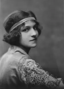 Isadora Duncan dancer, portrait photograph, between 1915 and 1923. Creator: Arnold Genthe