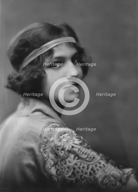 Isadora Duncan dancer, portrait photograph, between 1915 and 1923. Creator: Arnold Genthe.