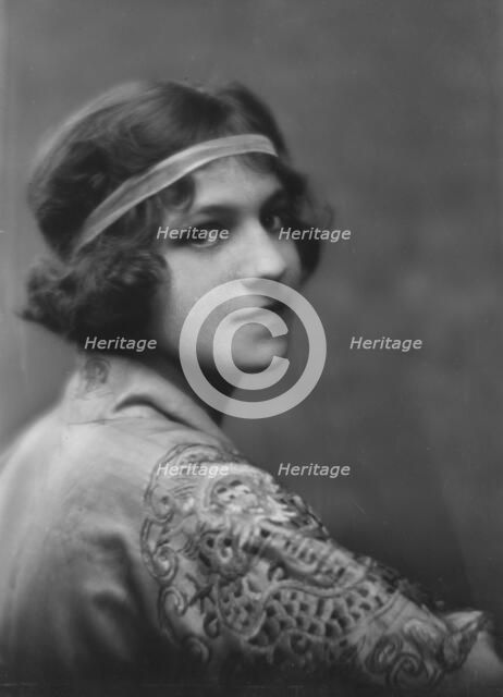 Isadora Duncan dancer, portrait photograph, between 1915 and 1923. Creator: Arnold Genthe.