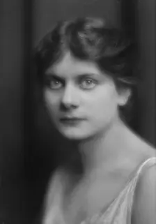 Isadora Duncan dancer, portrait photograph, between 1915 and 1923. Creator: Arnold Genthe