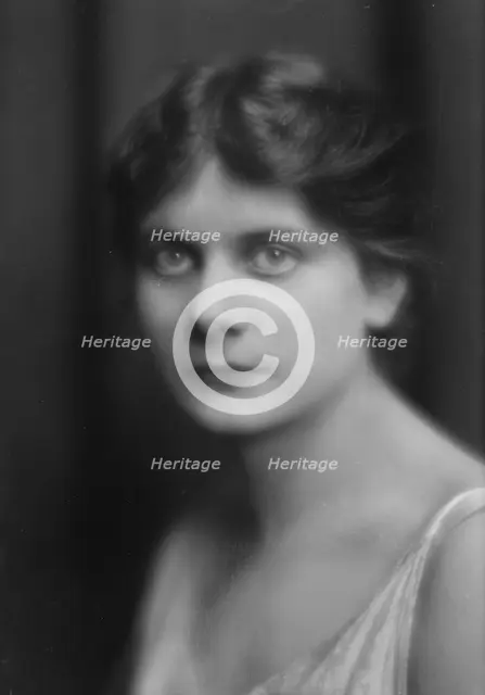 Isadora Duncan dancer, portrait photograph, between 1915 and 1923. Creator: Arnold Genthe.