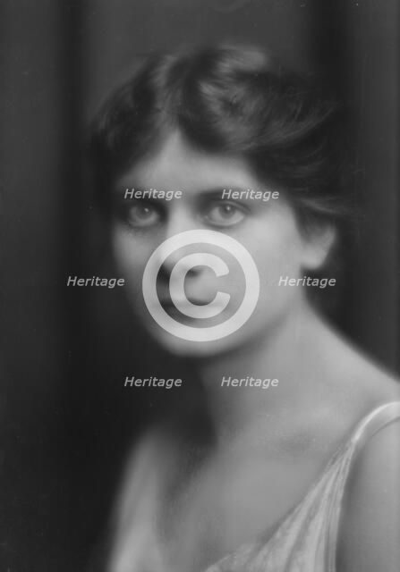 Isadora Duncan dancer, portrait photograph, between 1915 and 1923. Creator: Arnold Genthe.