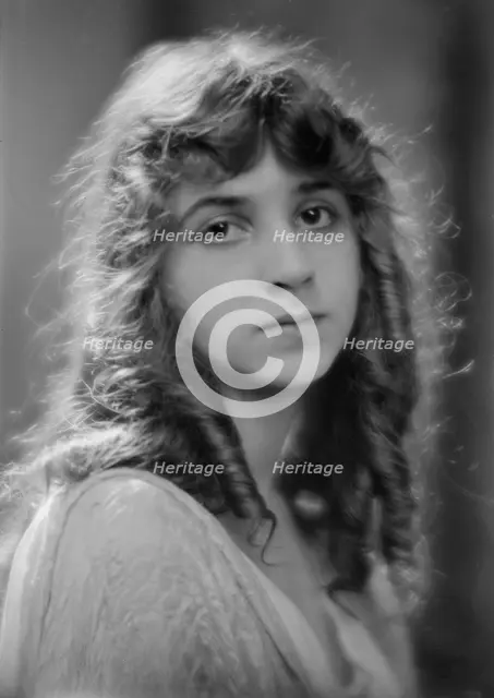 Isadora Duncan dancer, portrait photograph, between 1915 and 1923. Creator: Arnold Genthe.