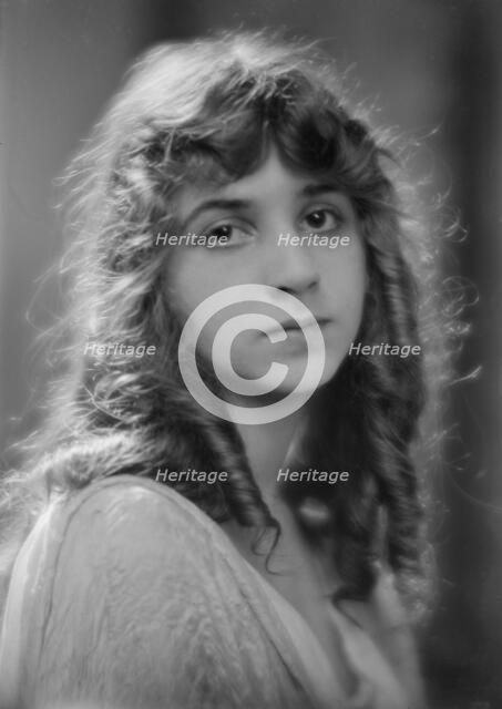 Isadora Duncan dancer, portrait photograph, between 1915 and 1923. Creator: Arnold Genthe.