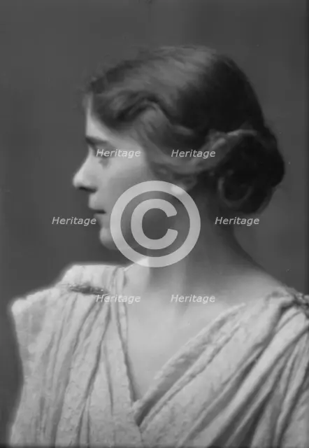Isadora Duncan dancer, portrait photograph, between 1915 and 1923. Creator: Arnold Genthe.