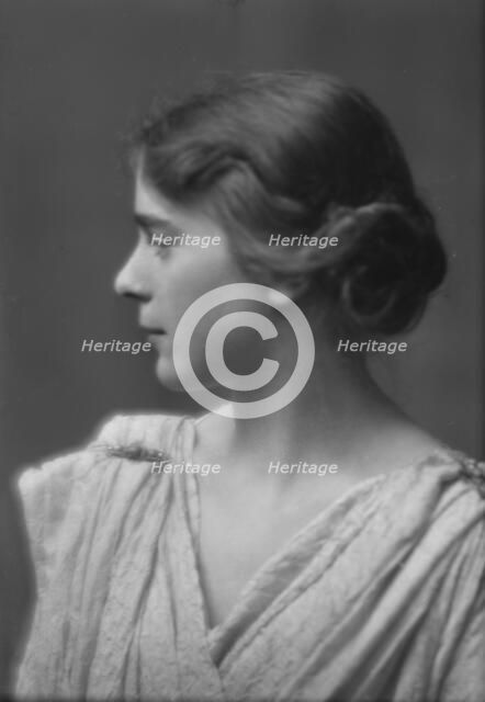 Isadora Duncan dancer, portrait photograph, between 1915 and 1923. Creator: Arnold Genthe.
