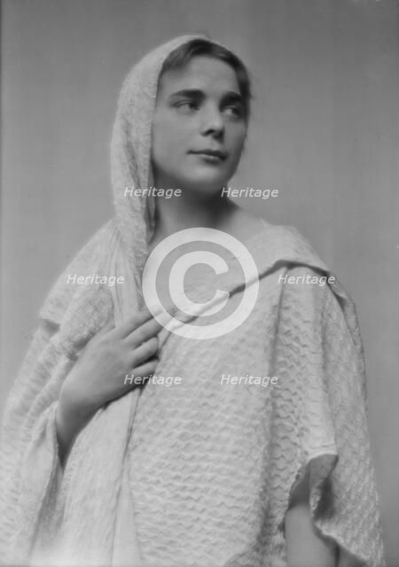 Isadora Duncan dancer, portrait photograph, between 1915 and 1923. Creator: Arnold Genthe.