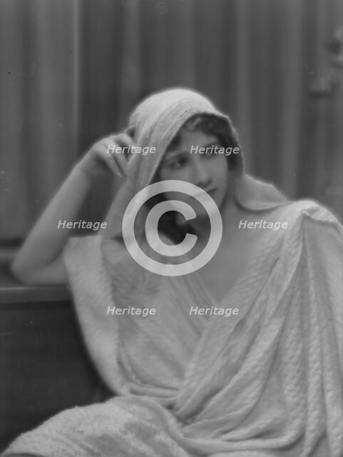 Isadora Duncan dancer, portrait photograph, between 1915 and 1923. Creator: Arnold Genthe.