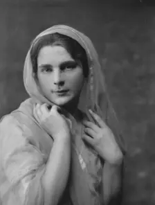 Isadora Duncan dancer, portrait photograph, between 1915 and 1923. Creator: Arnold Genthe