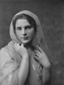 Isadora Duncan dancer, portrait photograph, between 1915 and 1923. Creator: Arnold Genthe