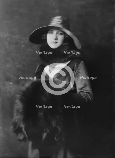Isadora Duncan dancer, portrait photograph, between 1915 and 1923. Creator: Arnold Genthe.