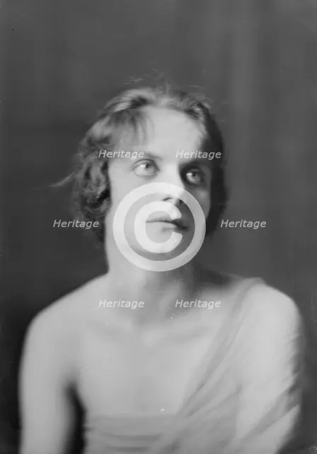 Isadora Duncan dancer, portrait photograph, between 1915 and 1923. Creator: Arnold Genthe.