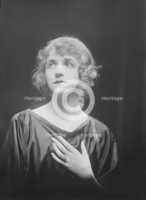 Isadora Duncan dancer, portrait photograph, between 1915 and 1923. Creator: Arnold Genthe.