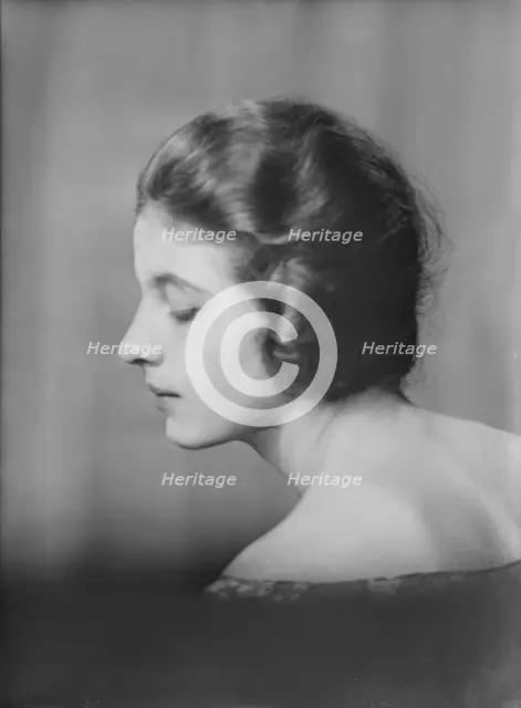 Isadora Duncan dancer, portrait photograph, between 1915 and 1923. Creator: Arnold Genthe.