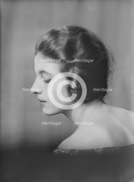 Isadora Duncan dancer, portrait photograph, between 1915 and 1923. Creator: Arnold Genthe.