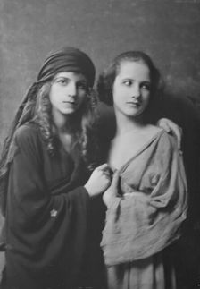 Isadora Duncan dancers, portrait photograph, between 1915 and 1923. Creator: Arnold Genthe