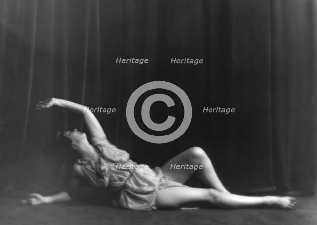 Isadora Duncan dancing, between 1916 and 1918. Creator: Arnold Genthe.