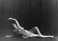 Isadora Duncan dancing, between 1916 and 1918. Creator: Arnold Genthe