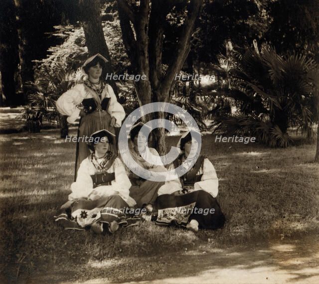 Italian women, between 1905 and 1915. Creator: Sergey Mikhaylovich Prokudin-Gorsky.