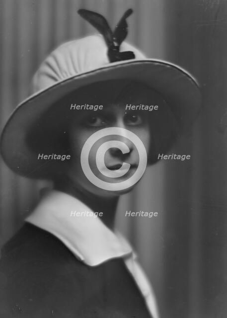 Ives, Charlotte, portrait photograph, 1913. Creator: Arnold Genthe.