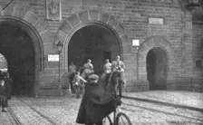 Journees inoubliables a Strasbourg; Un peloton de cavalerie entre a son tour par la..., 1918. Creator: Unknown